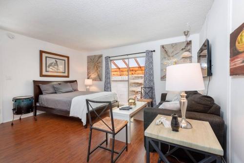 Marina Studio Living mins walk to Beach with Parking in Los Angeles, USA