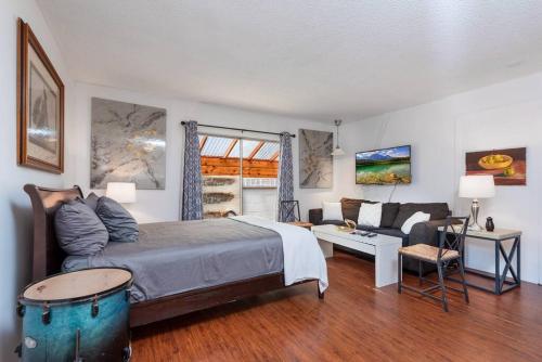 Marina Studio Living mins walk to Beach with Parking in Los Angeles, USA