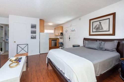 Marina Studio Living mins walk to Beach with Parking in Los Angeles, USA