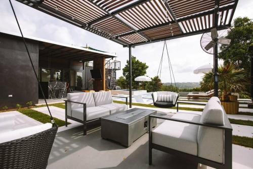 Hacienda Florecer - Shipping containers with private pool