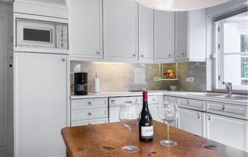 Kitchen, Gorgeous Home In Groet With Wifi in Groet met Hargen