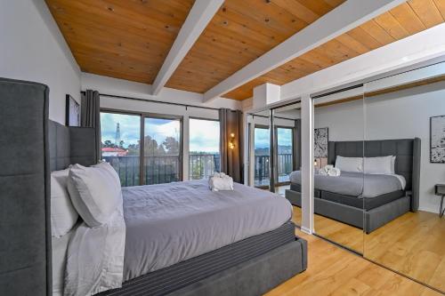 Hollywood Hills Retreat with Panoramic View