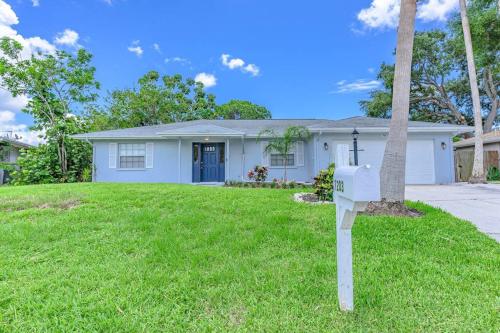 Blue Palm Home with Pool, Hot Tub, Nearby Beach, Outdoor Shower in Bradenton, USA