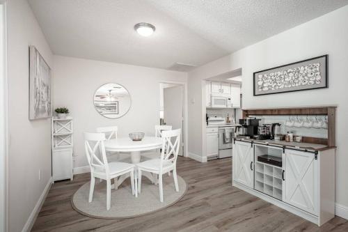 Blue Palm Home with Pool, Hot Tub, Nearby Beach, Outdoor Shower in Bradenton, USA