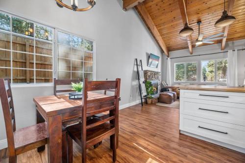 Family-friendly, AC, Hot Tub, Walk 2 Park & Lake in Big Bear Lake, USA
