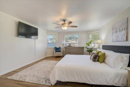 Spacious home With Heated Pool 3 miles from IMG! in Bradenton, USA