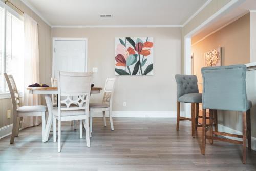 Spacious Home with Pet-Friendly Yard in Charlotte, USA