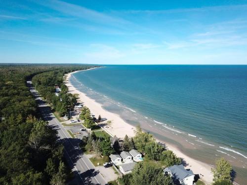 Charming Lake Huron Cottage Private Beach Access in Oscoda, USA