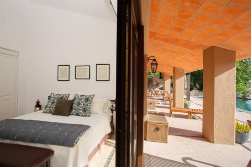 LA ROCA 8 min WALKING DISTANCE TO THE BEACH