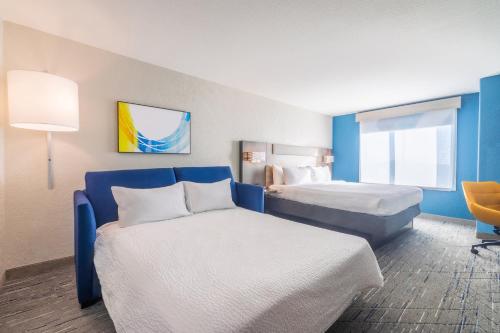 Holiday Inn Express & Suites Kansas City Airport By IHG