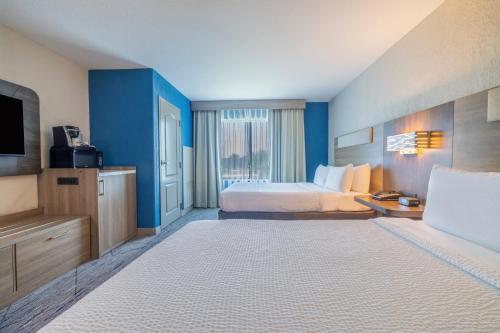 Holiday Inn Express & Suites Kansas City Airport By IHG