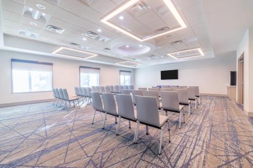 Holiday Inn Express & Suites Kansas City Airport an IHG Hotel - image 12