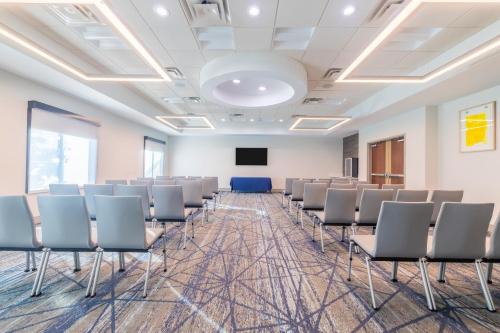 Holiday Inn Express & Suites Kansas City Airport By IHG - 회의실/연회장