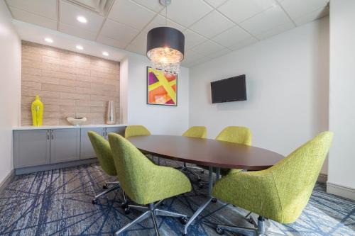 Holiday Inn Express & Suites Kansas City Airport By IHG - 회의실/연회장