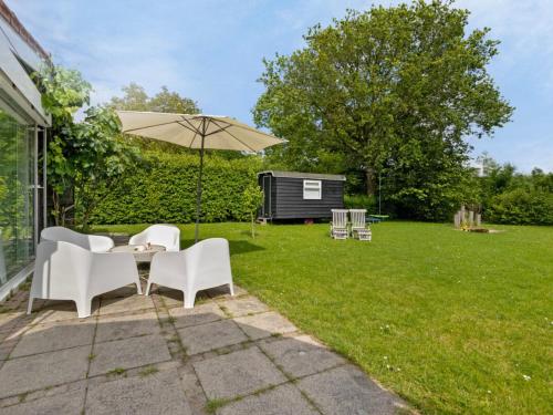 Holiday home with Gypsy wagon Holiday home with Gypsy wagon