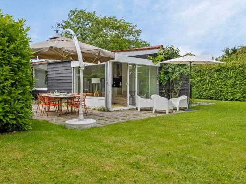 Holiday home with Gypsy wagon Holiday home with Gypsy wagon