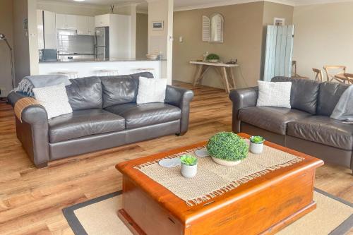 Paradiso, 3,4 Laman Street - Comfortable unit with water views, aircon, solar heated pool and in the heart of town