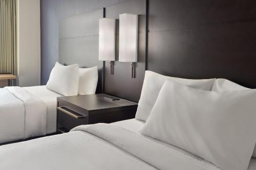 2 queen beds