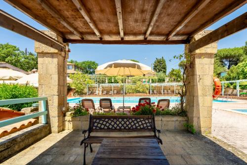 Peldbaseins, ISA-Residence with swimming pool in Guardistallo surrounded by greenery in Guardistallo