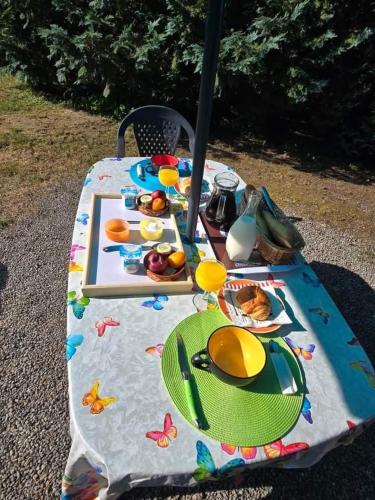 Food and beverages, Les Rochettes, joli appartement, tout neuf, calme et paisible in Saint-Gervais-d'Auvergne