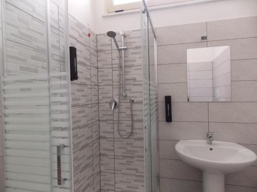 Shower, Central Palace in Reggio Calabria