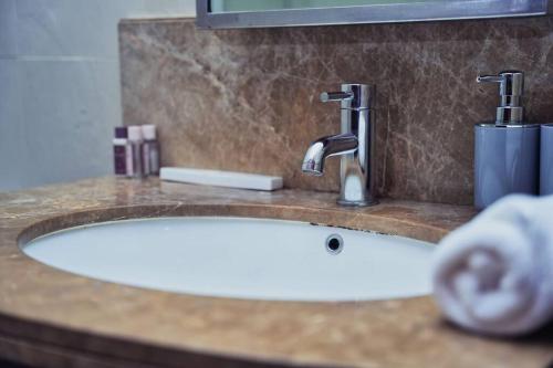 Stunning Luxury Studio Downtown 2 Minute Walk to Burj Khalifa & Dubai Mall, Dubai (photo 10)