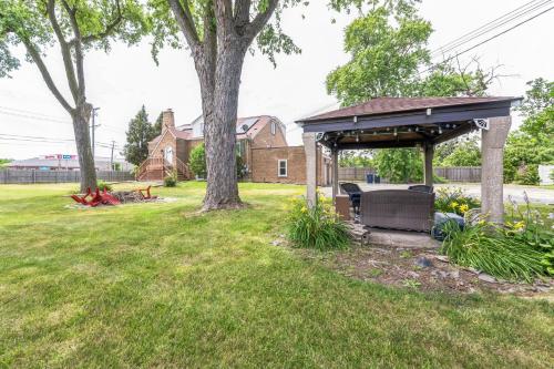 Serene & Charming 5BR Des Plaines Getaway - image 11