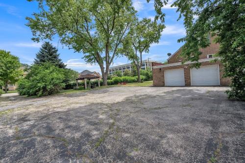 Serene & Charming 5BR Des Plaines Getaway - image 4