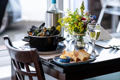 Їжа та напої, The Upper Largo Hotel & Restaurant in Ландін Лінк