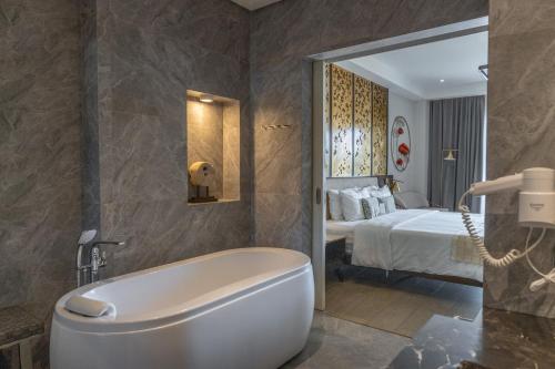 room detail thumbnail 2