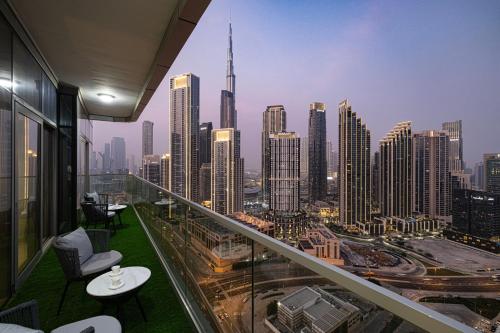 Panoramic Burj Khalifa views-64th floor infinity pool, Dubai (photo 9)