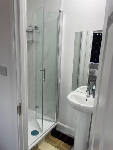 Bathroom, Baraka Edgware in Edgware