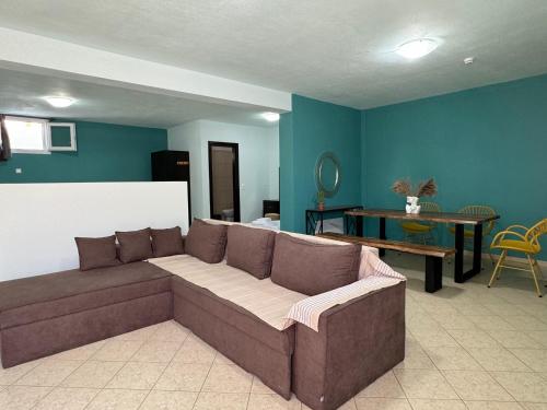 1 queen bed, 1 twin bed, 1 sofa bed