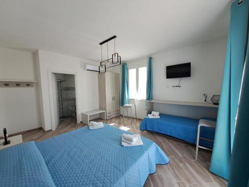 3 twin beds