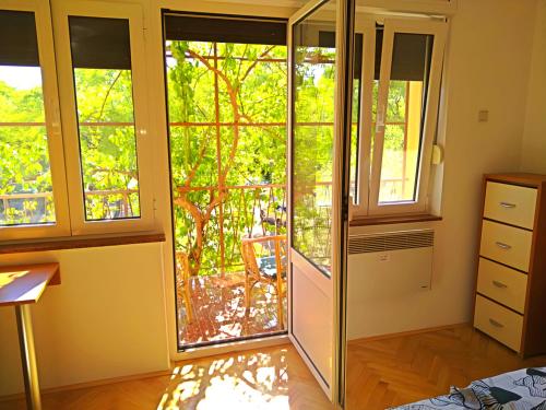 Pomalo Retreat, Your Calm Escape Near the City, Sunlit Terrace, Space & Comfort and Free Parking Spot, Split (Foto 9)