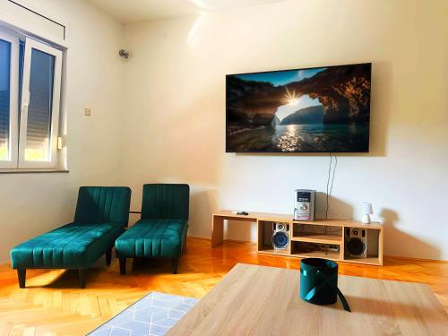 Pomalo Retreat, Your Calm Escape Near the City, Sunlit Terrace, Space & Comfort and Free Parking Spot, Split (Foto 3)