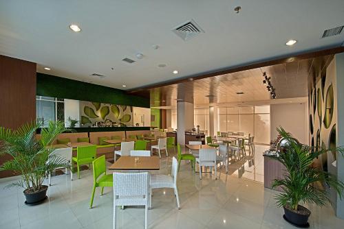 Restaurant, Whiz Prime Hotel Pajajaran Bogor in Bogor