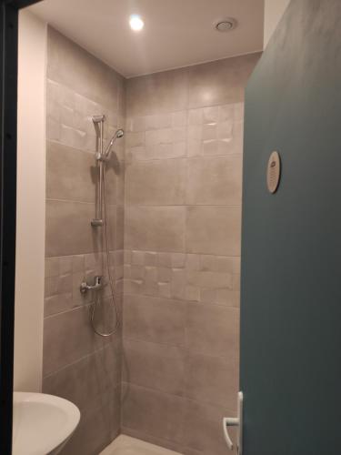 Chambre individuelle, salle de bain partagée