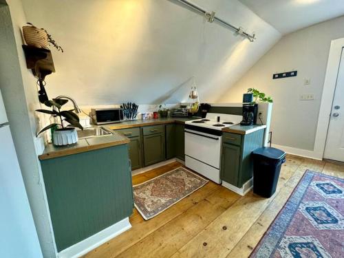 cozy apartment, close to US-91, walkable to town in 費爾利 (VT)