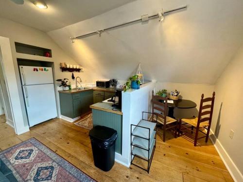 cozy apartment, close to US-91, walkable to town in 費爾利 (VT)