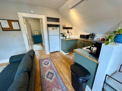 cozy apartment, close to US-91, walkable to town in 費爾利 (VT)