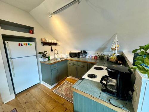 cozy apartment, close to US-91, walkable to town in 費爾利 (VT)