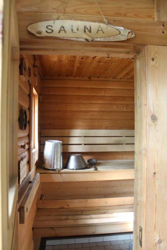 Cozy Cabin by the Lake in Tenhola