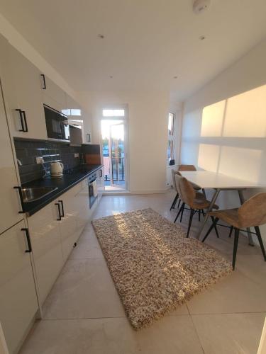 Shared lounge/TV area, Stone Lodge 2 min Walk From Edgware Underground in Edgware