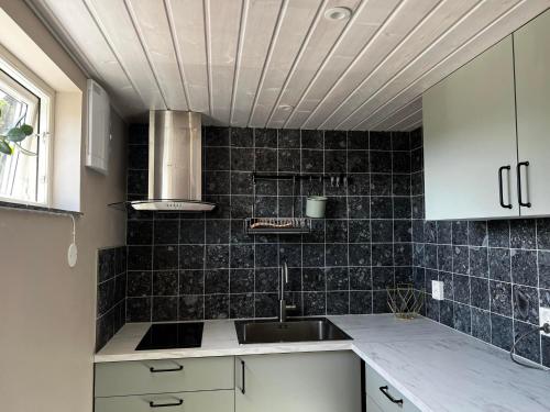 Stugan i Vik pa Osterlen near Mandelmanns Tradgardar