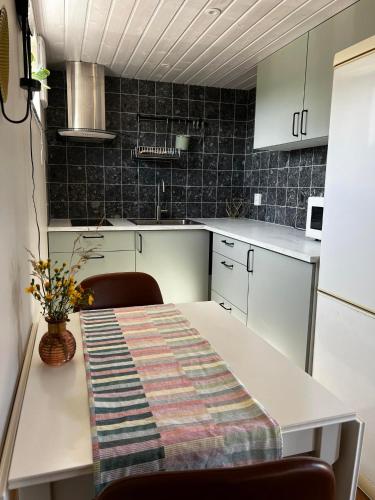 Stugan i Vik pa Osterlen near Mandelmanns Tradgardar