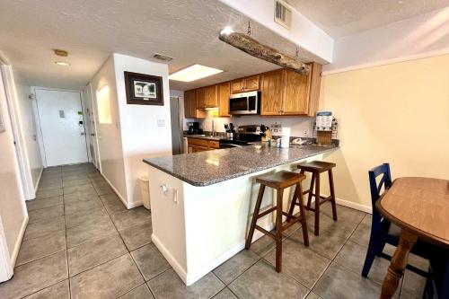 Castaways 9C Condo near Pink Pony Pub