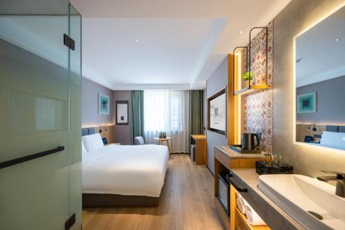Deluxe Double Room image 6