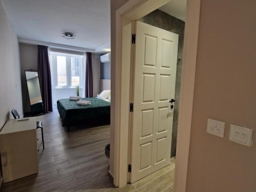 Sunshore N5 - Sea Views, Cozy Balcony, Steps from the Promenade, Valletta