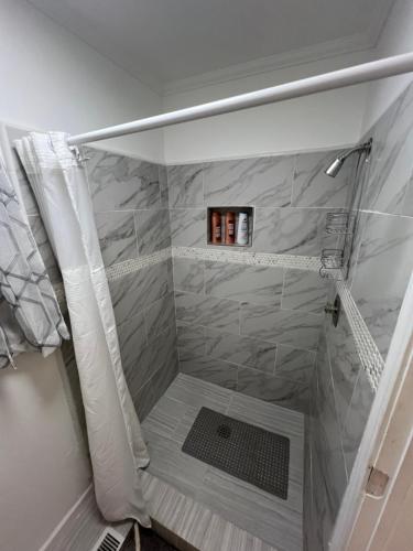 Cozy private suite 5 min from Saint Francis Hospital and Woodland Hills Mall in Tulsa, USA